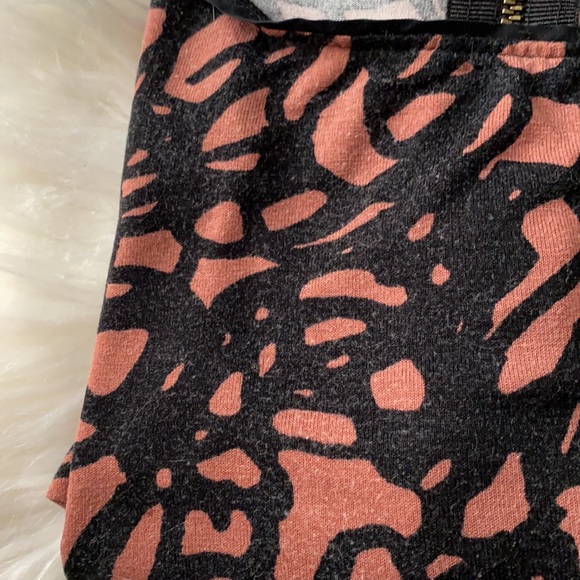 LOFT • Black & Blush Top - Picture 10 of 11